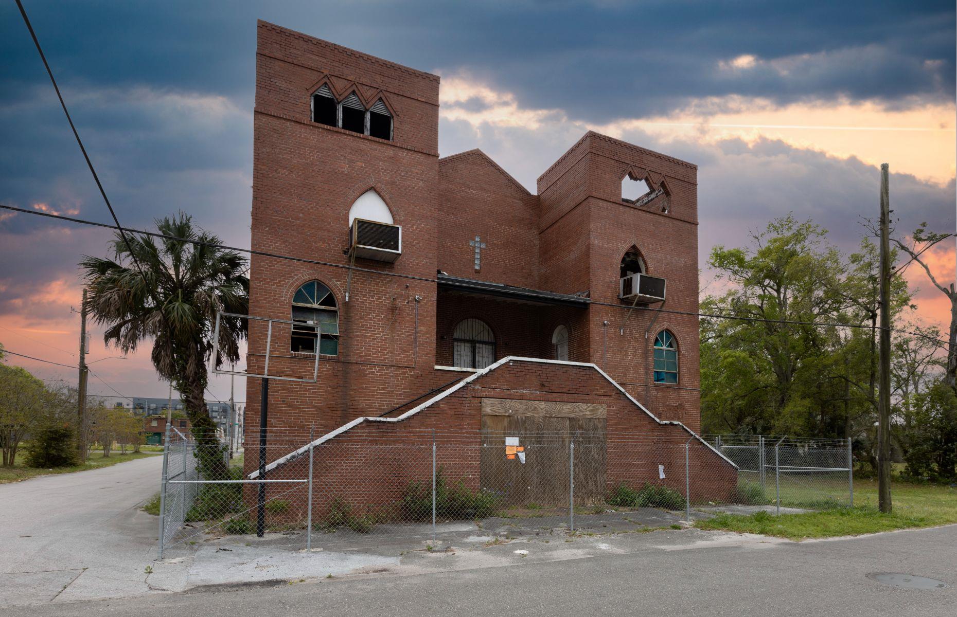 La iglesia de ladrillo de mediados de siglo 
