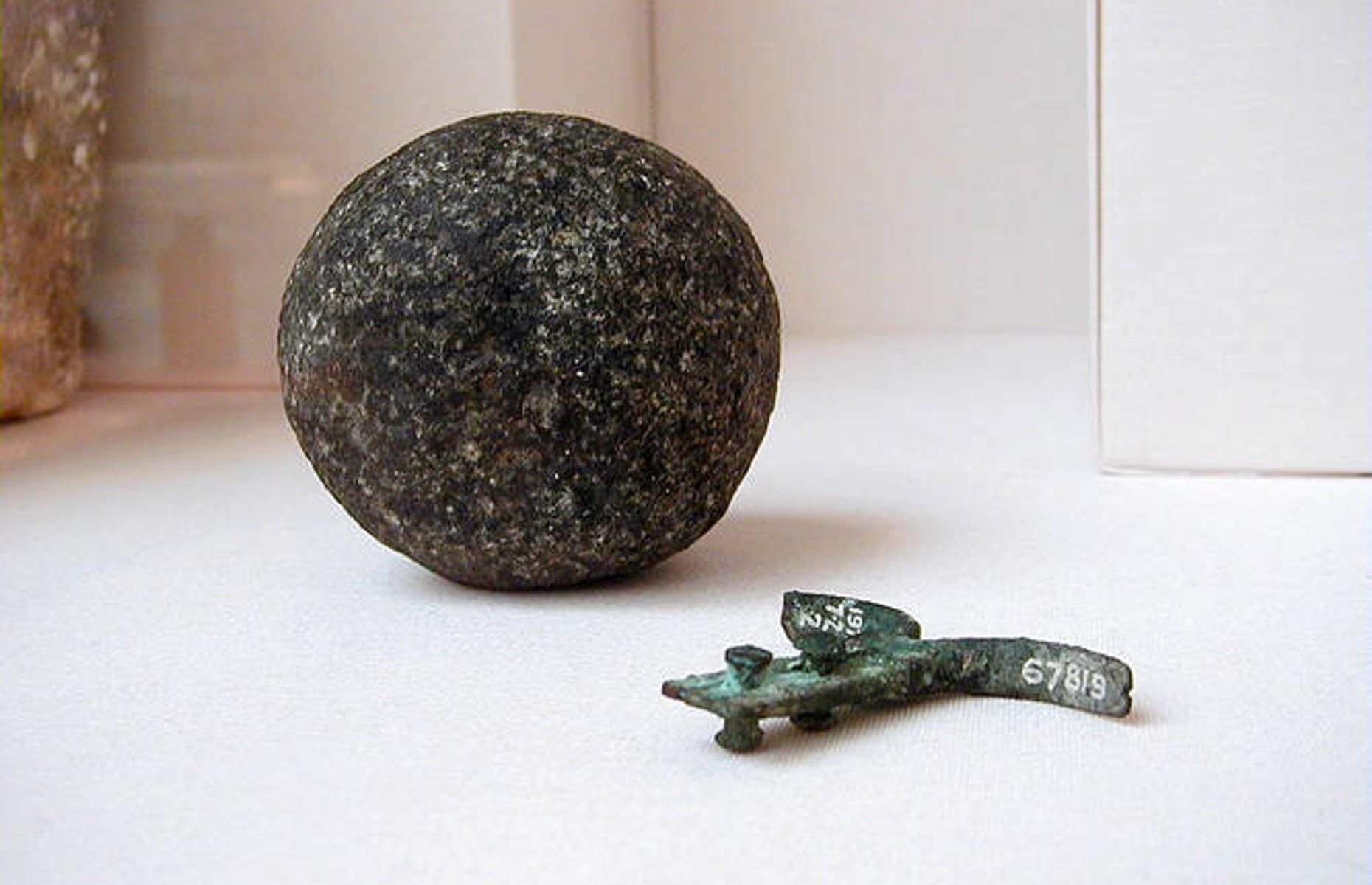 Артефакт реликвия. Шары артефакты. Археологические находки каменные шарики. Артефакты предметы из пирамид. Металлические шары в музее.