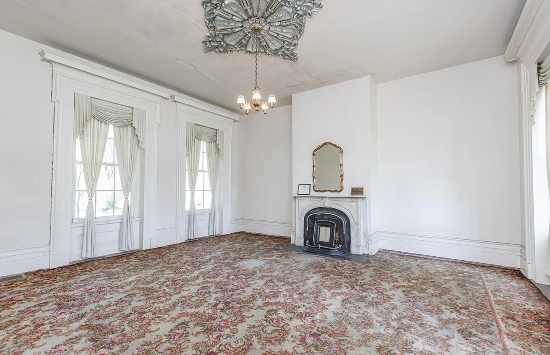 Greek Revival-style mansion: ornamental details