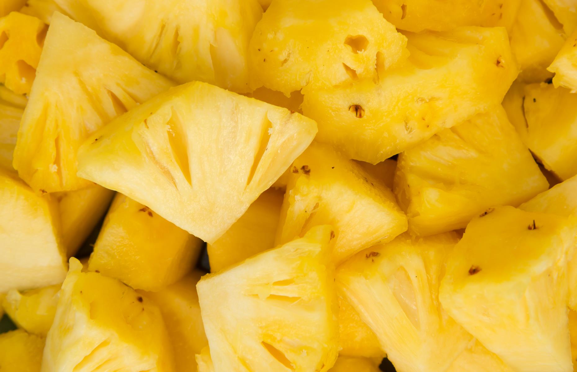 сочный ананас. ананас. долька ананаса. ломтик ананаса. кусочки ананаса.