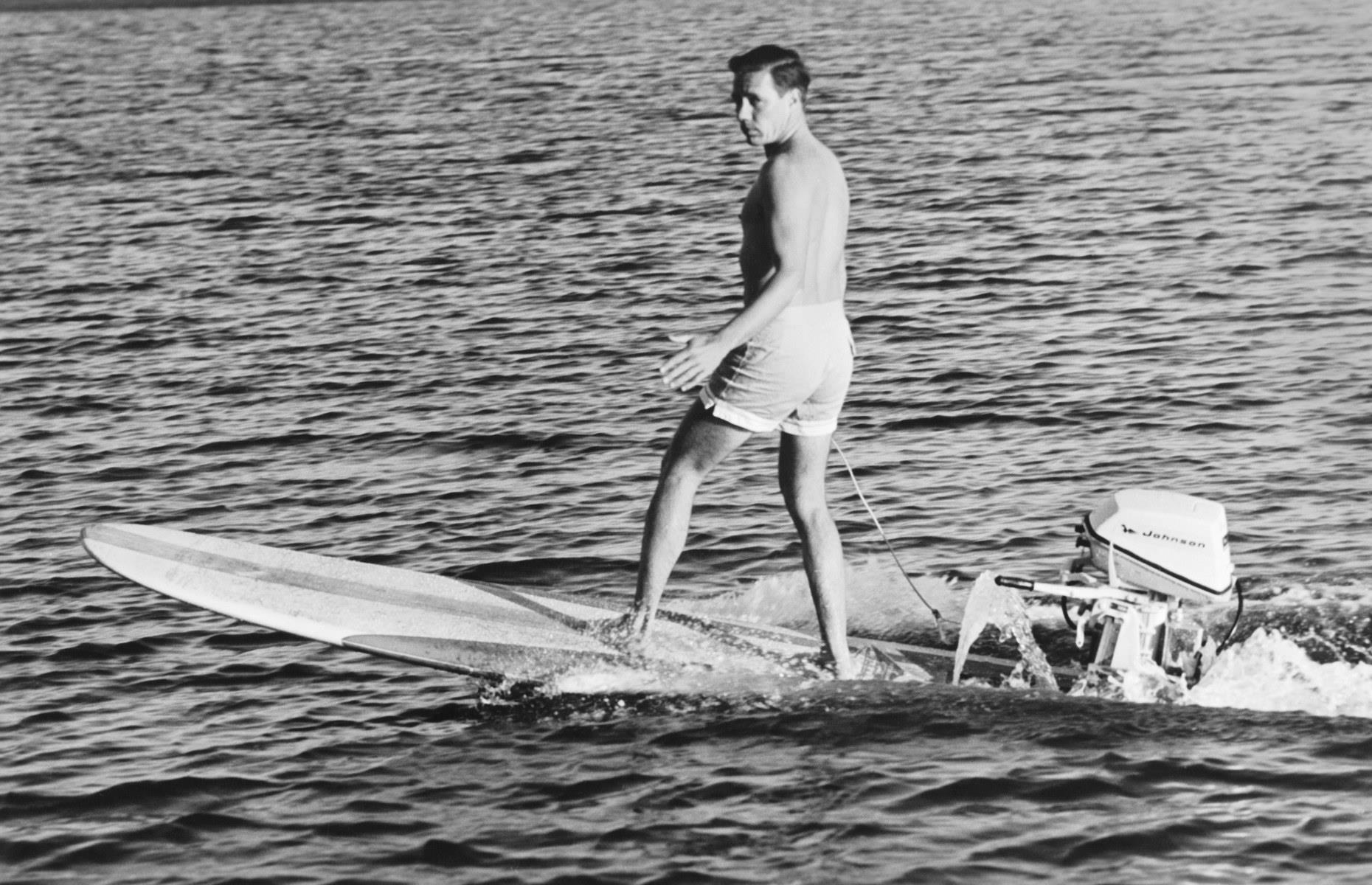 1954: Hobie Alter opens his surf store