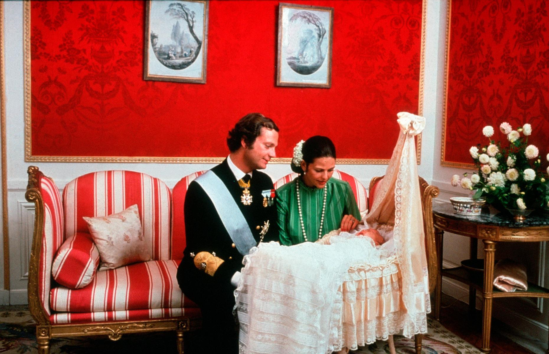 1977: Bautizo de la princesa Victoria en el Palacio Real de Estocolmo, Suecia.