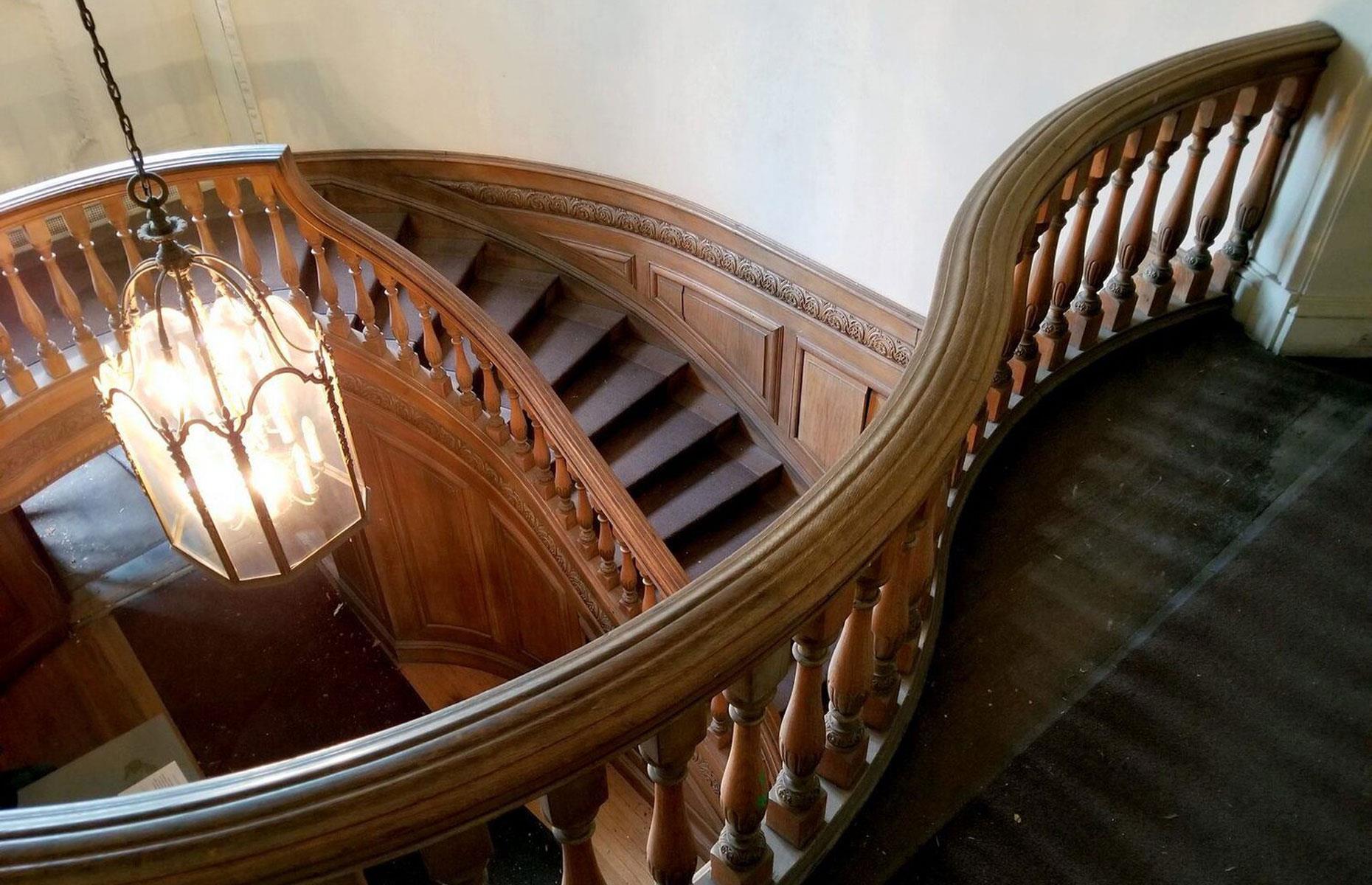 Curved stairway
