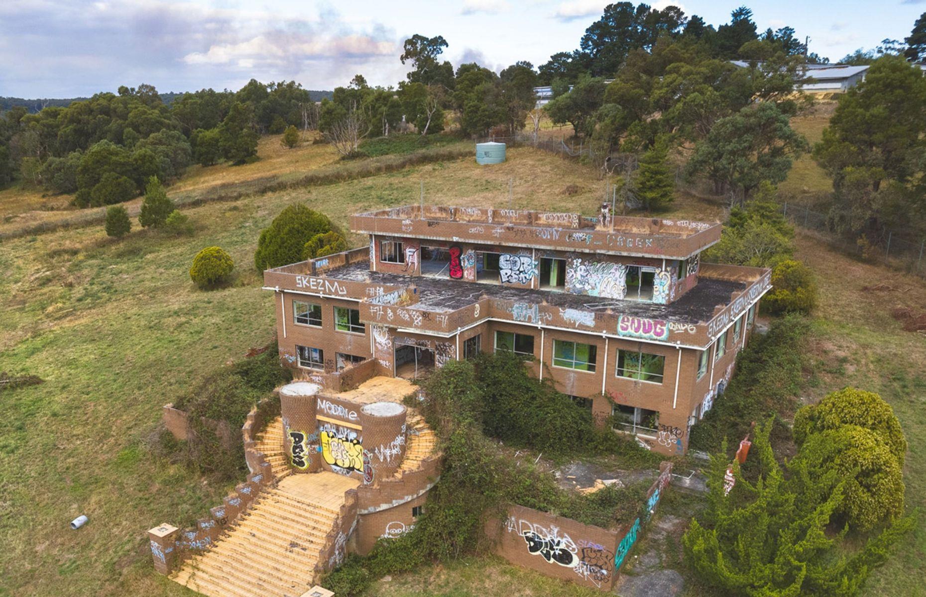 Abandoned mansion, Victoria, Australia: £432,700 ($580k)
