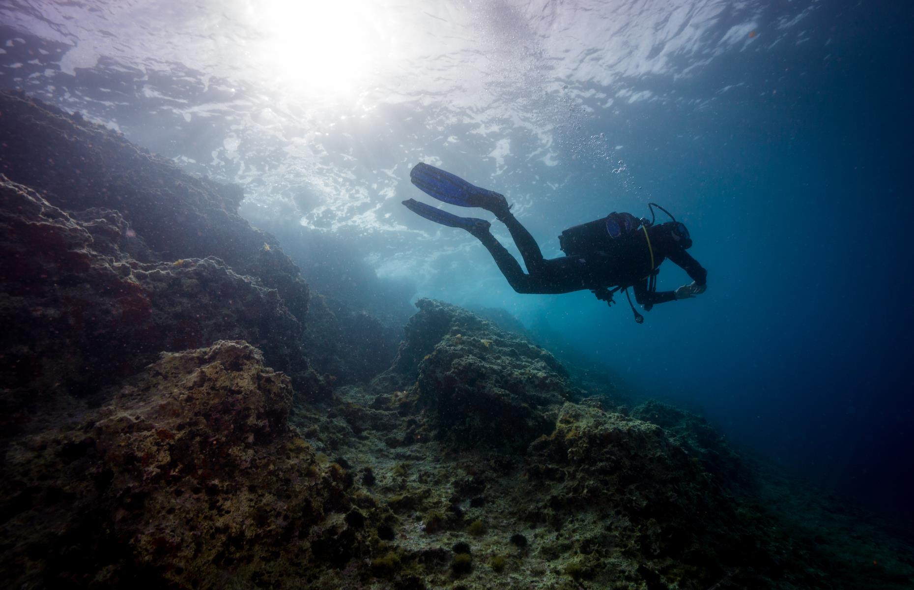 Hoard of gold found by scuba divers