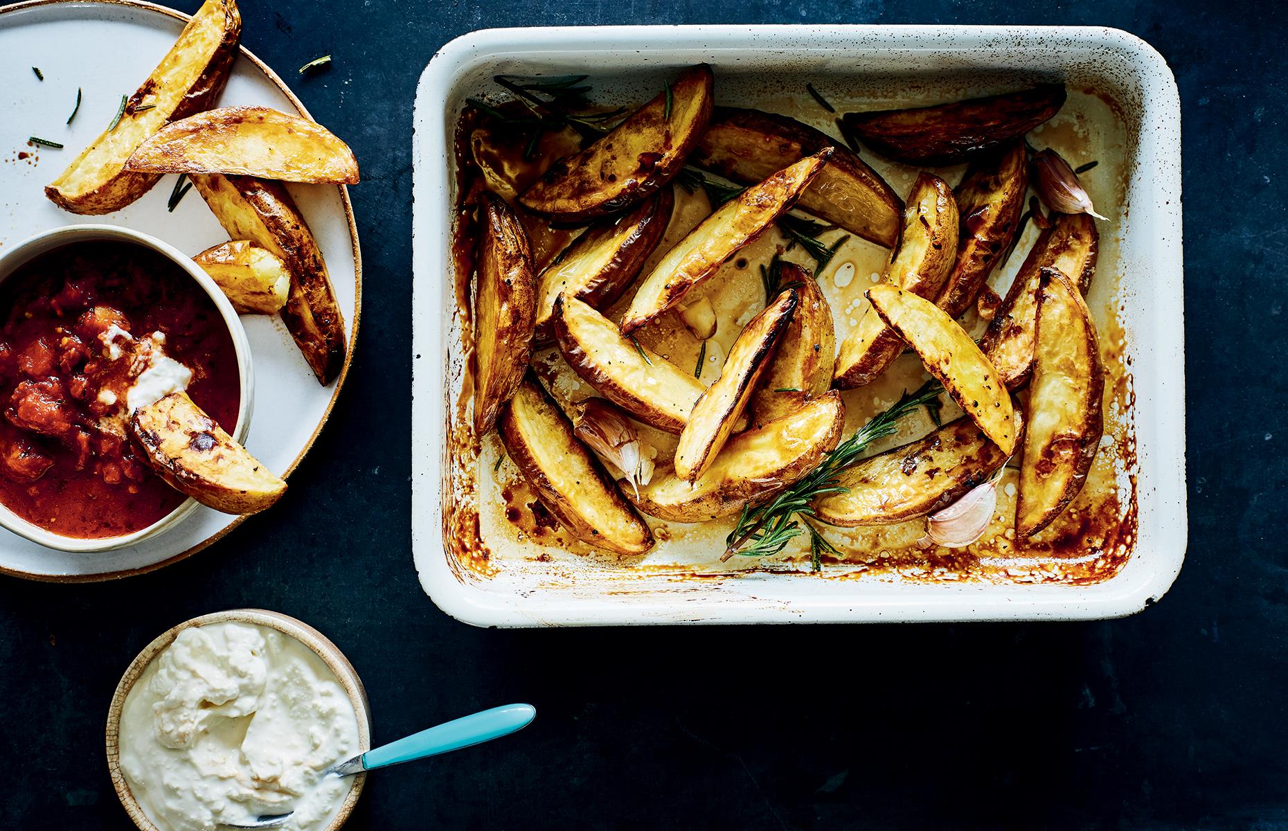 Potato wedges with spicy tomato sauce