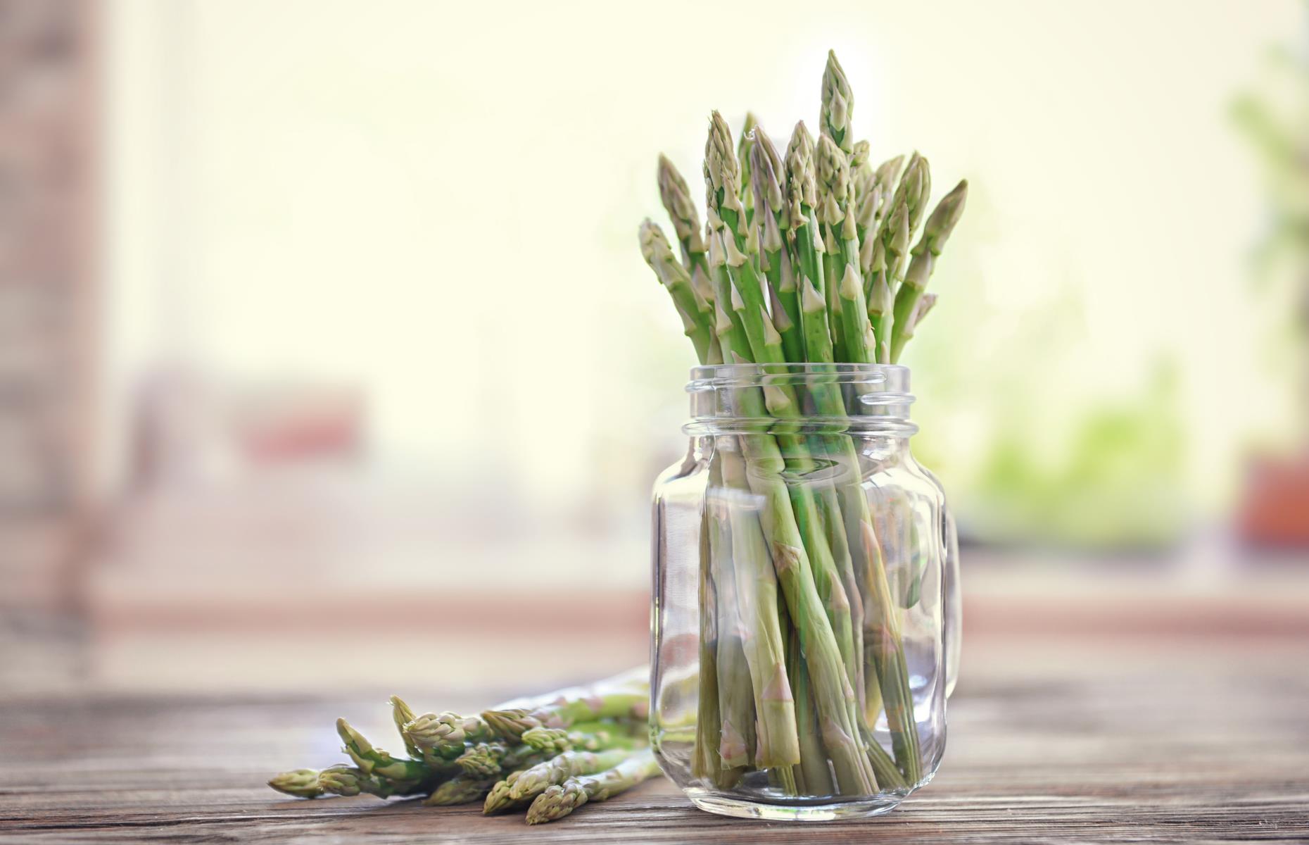 Спаржа в банку. Спаржа тестов в банке. Asparagus in Jar with Water.