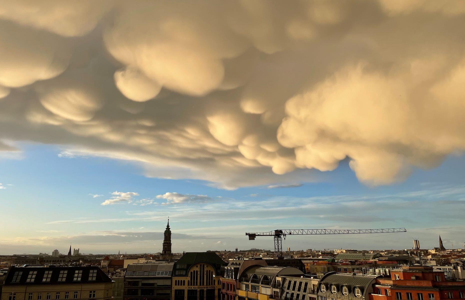 Mammatus-Wolken, Blutmond und Feuertornados
