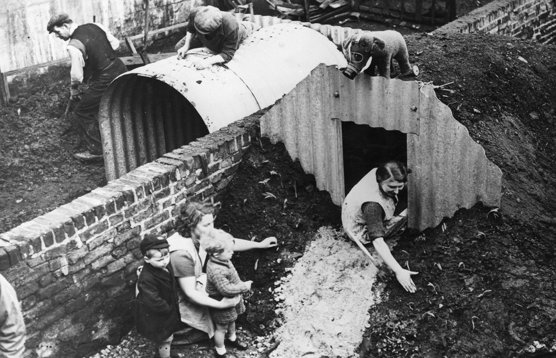 1940: Londinenses construyen refugios antiaéreos