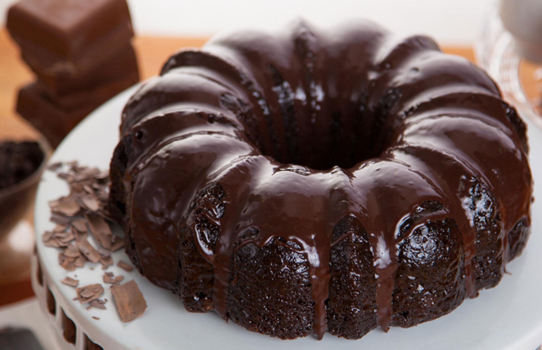 Drizzle icing over cakes