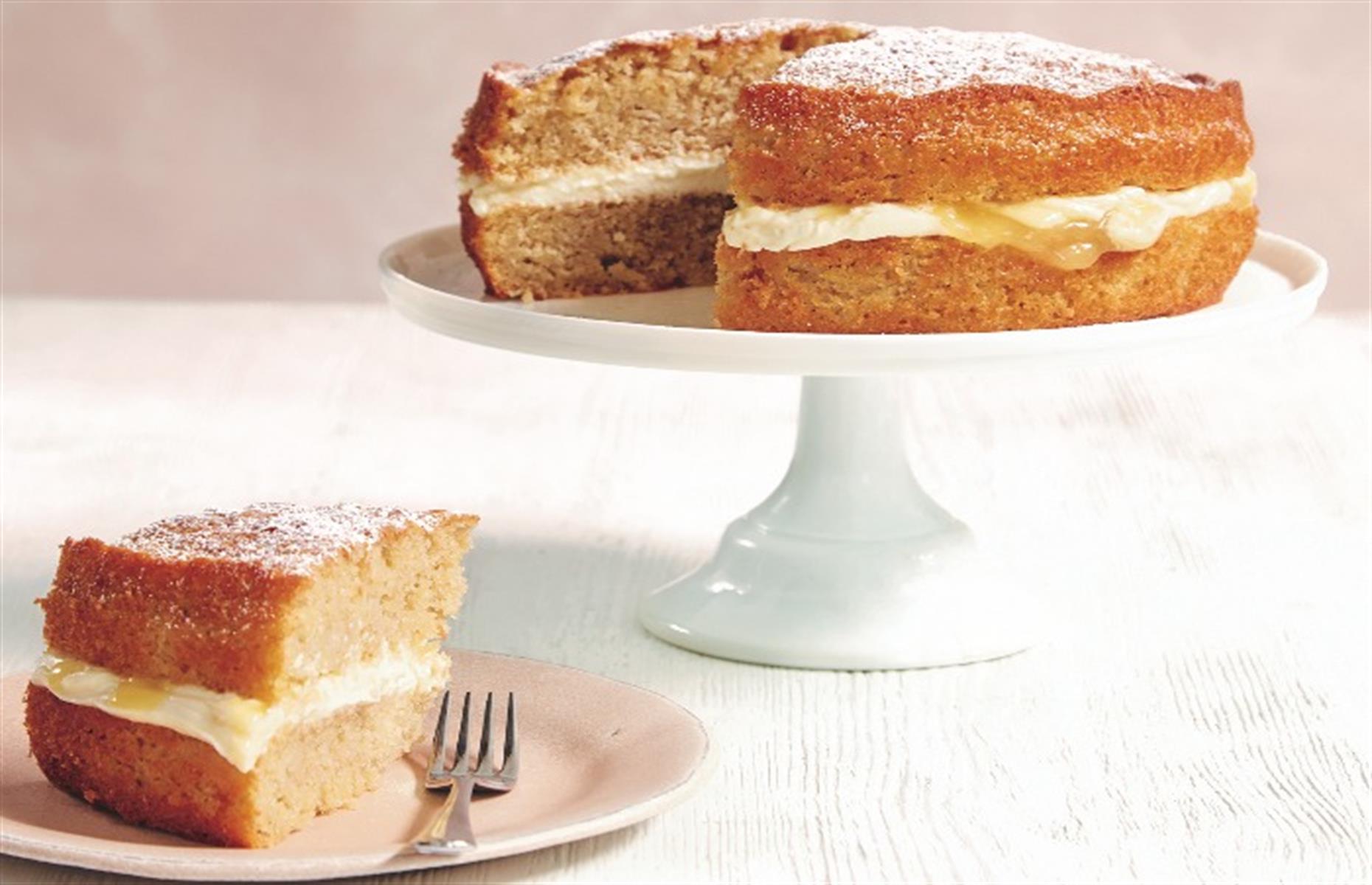 Apple and lemon sandwich cake