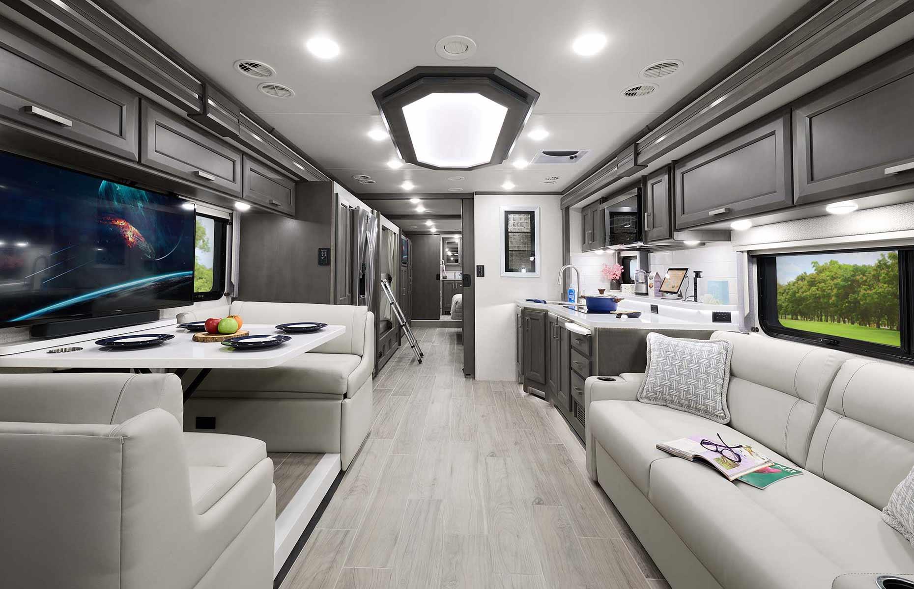 2025 Thor Aria 4000: generous ceiling heights