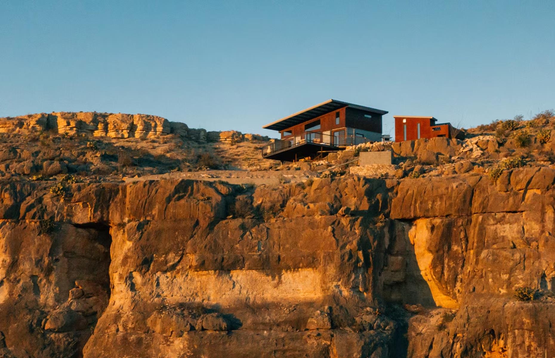 Off-grid plateau cabin, Texas, USA
