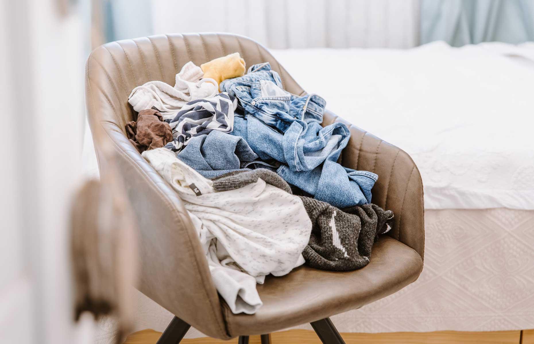 Einen Stuhl ins Schlafzimmer stellen