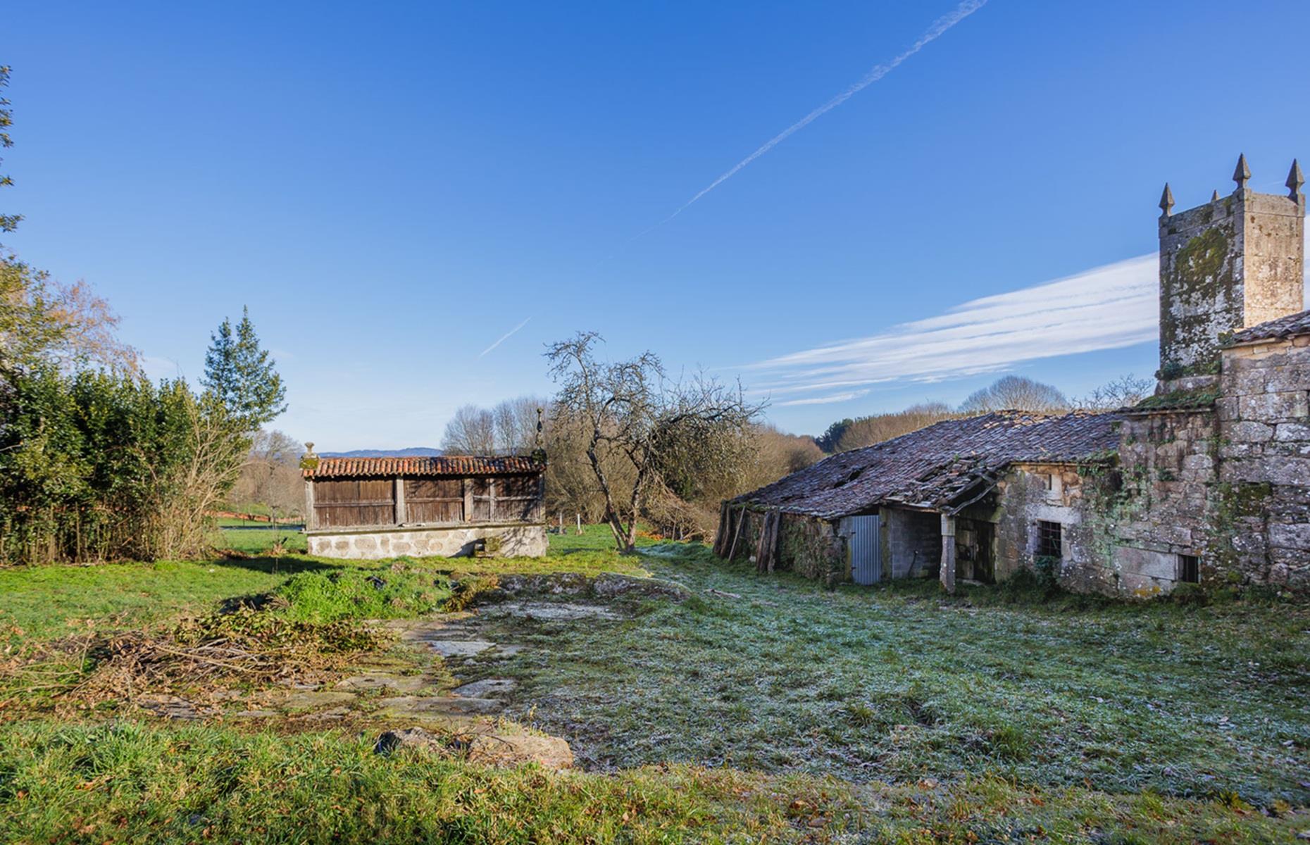 Abandoned farm buildings: Galician charm