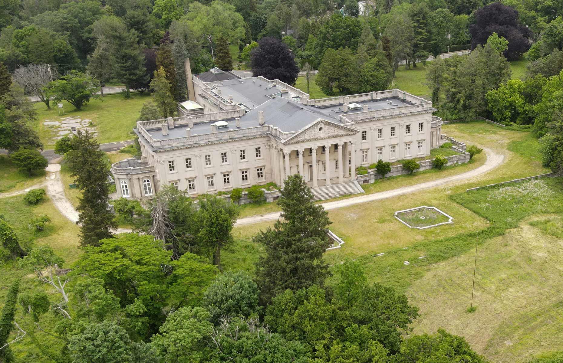 Lynnewood Hall: a widow's retreat