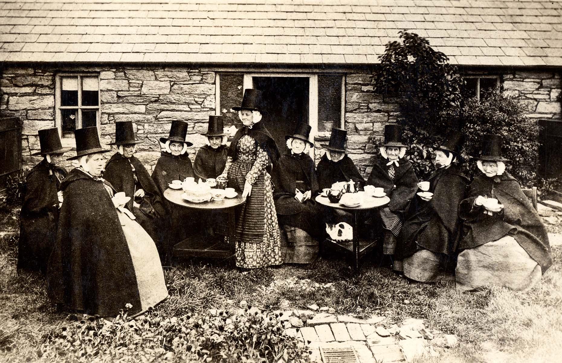 1910: Mujeres galesas toman el té