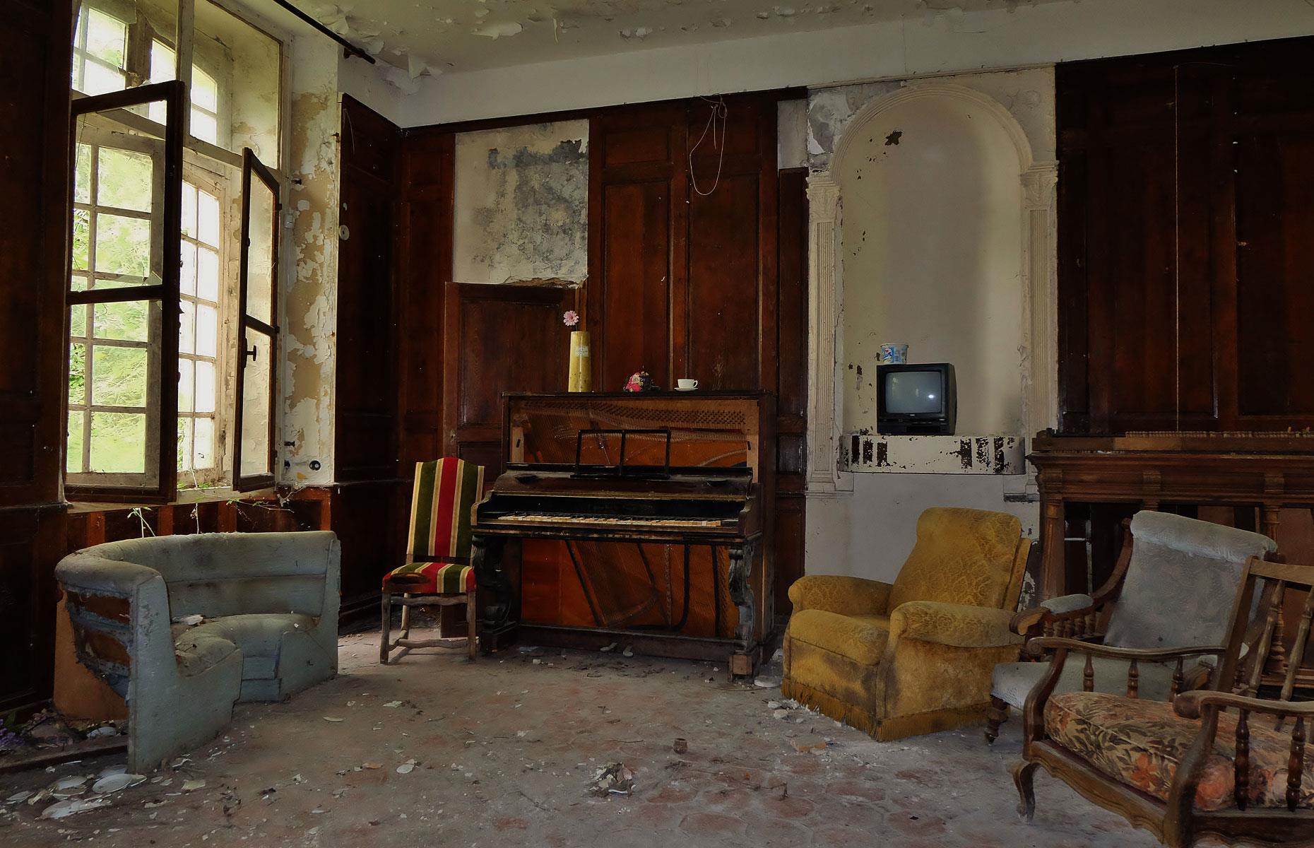 Inside Creepy Abandoned Mansions Around The World