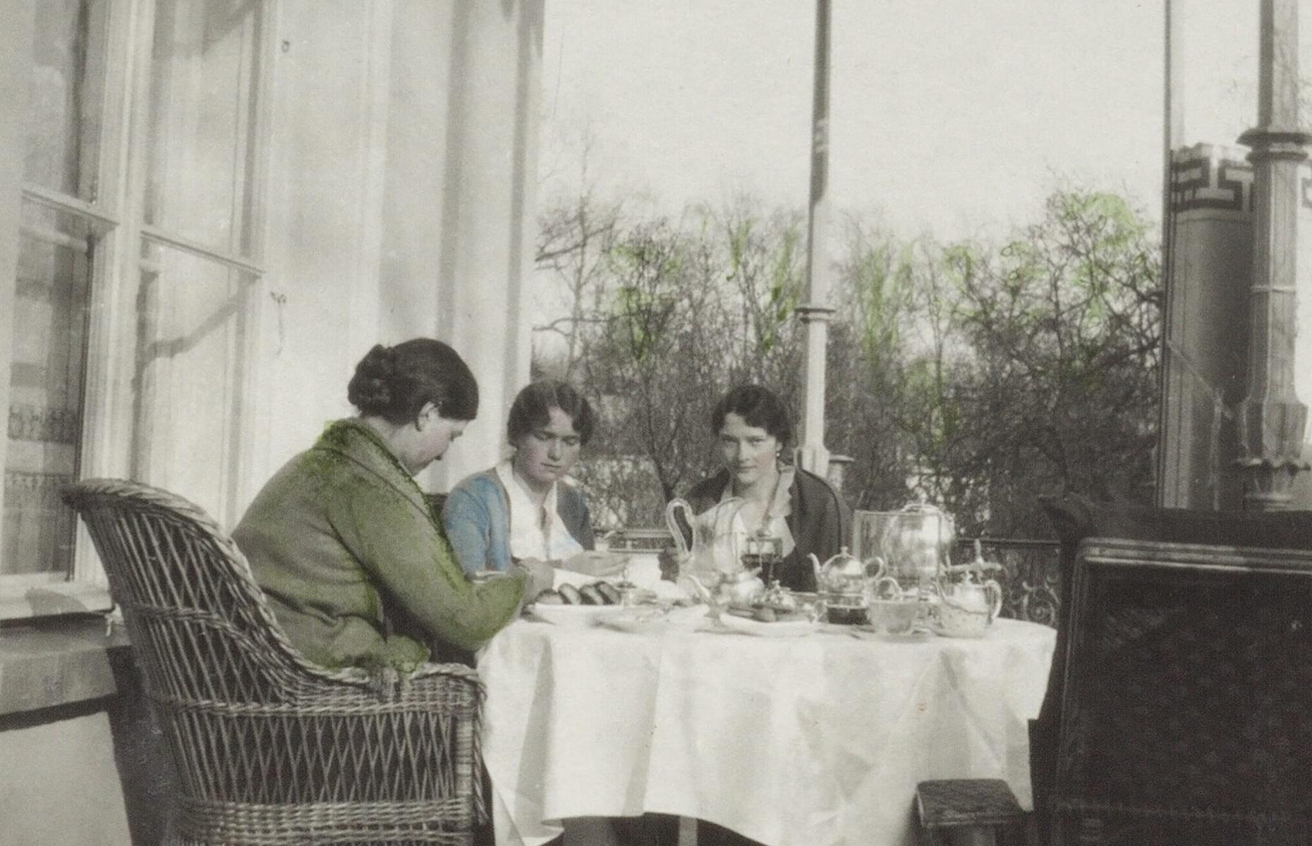 1916: Las duquesas María, Olga y Tatiana de Rusia en el Palacio Alexander, San Petersburgo, Rusia.