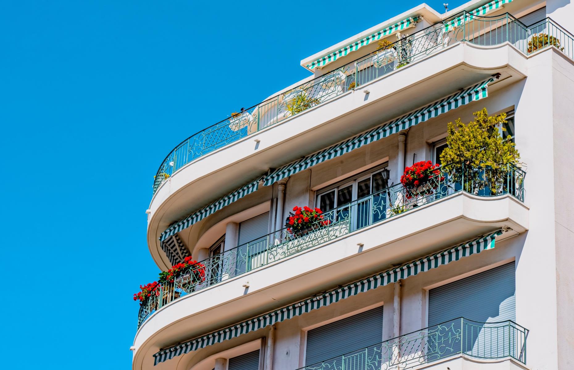France: $2,000 cost of living per month 
