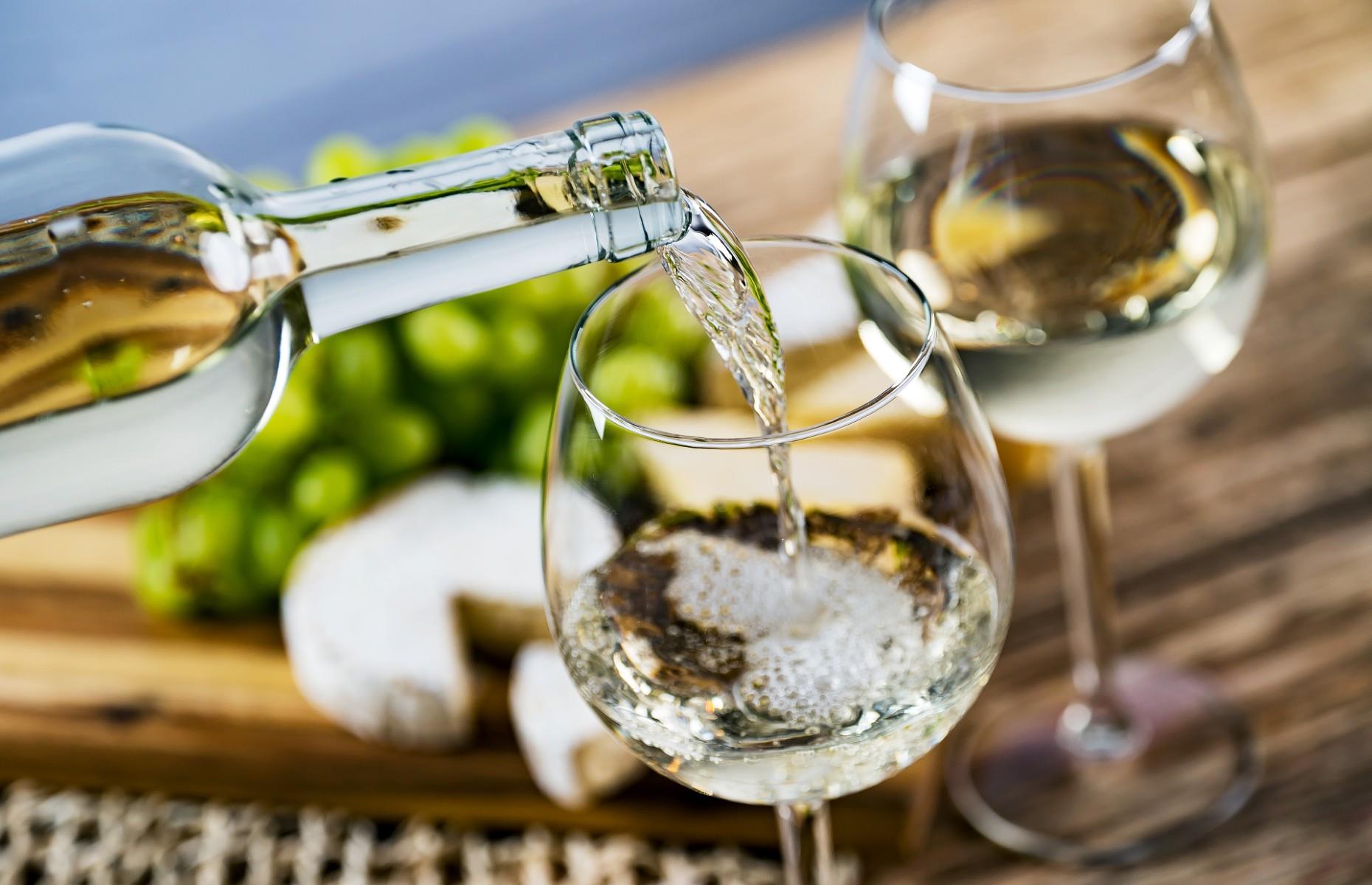 Schenken Sie in Argentinien und Bolivien Wein nur mit rechts ein
