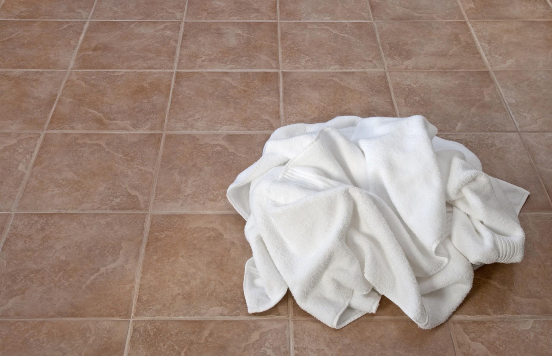 Брошенное полотенце. Смятая одежда на полу. Тряпка смятая. Полотенце на полу. Белое полотенце на полу.