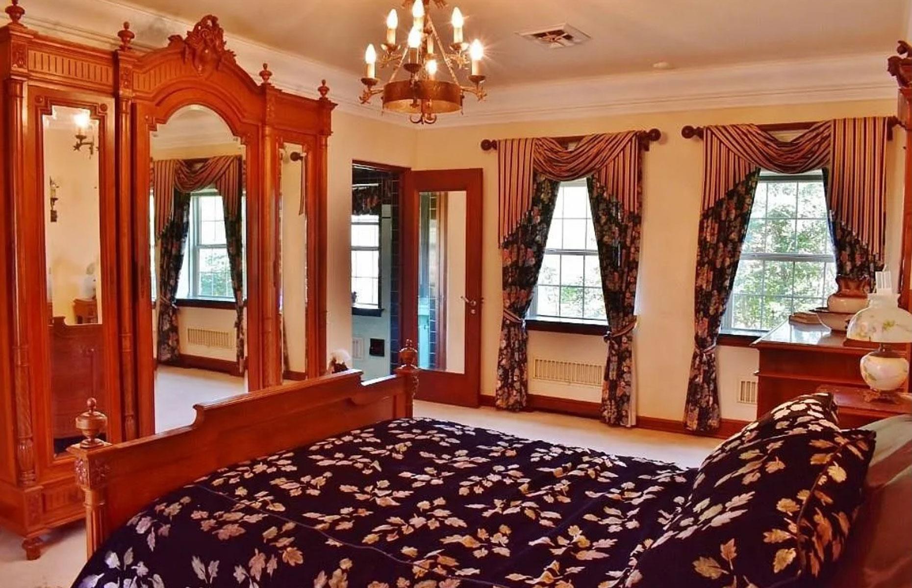 Petite bedroom