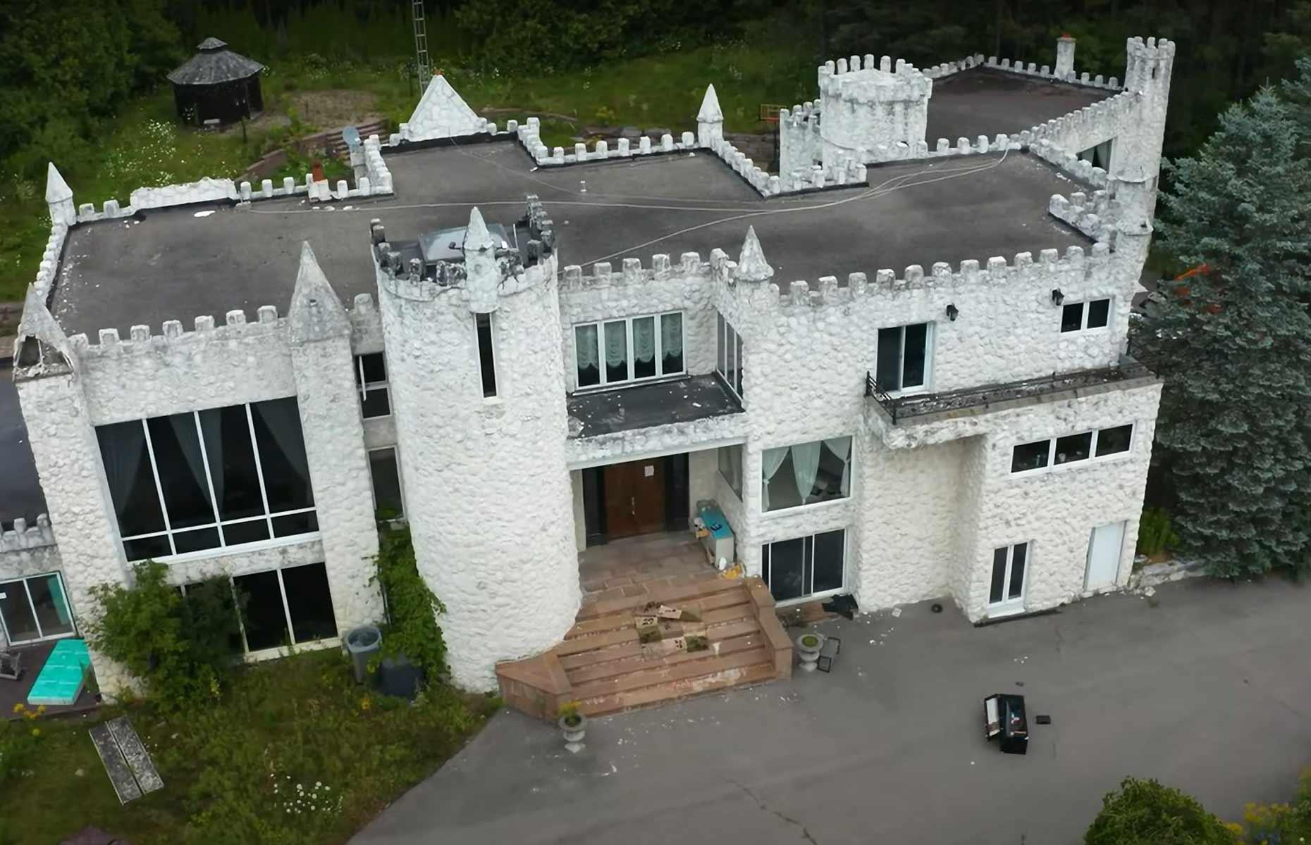 1970s castle mansion: influenced by medieval architecture