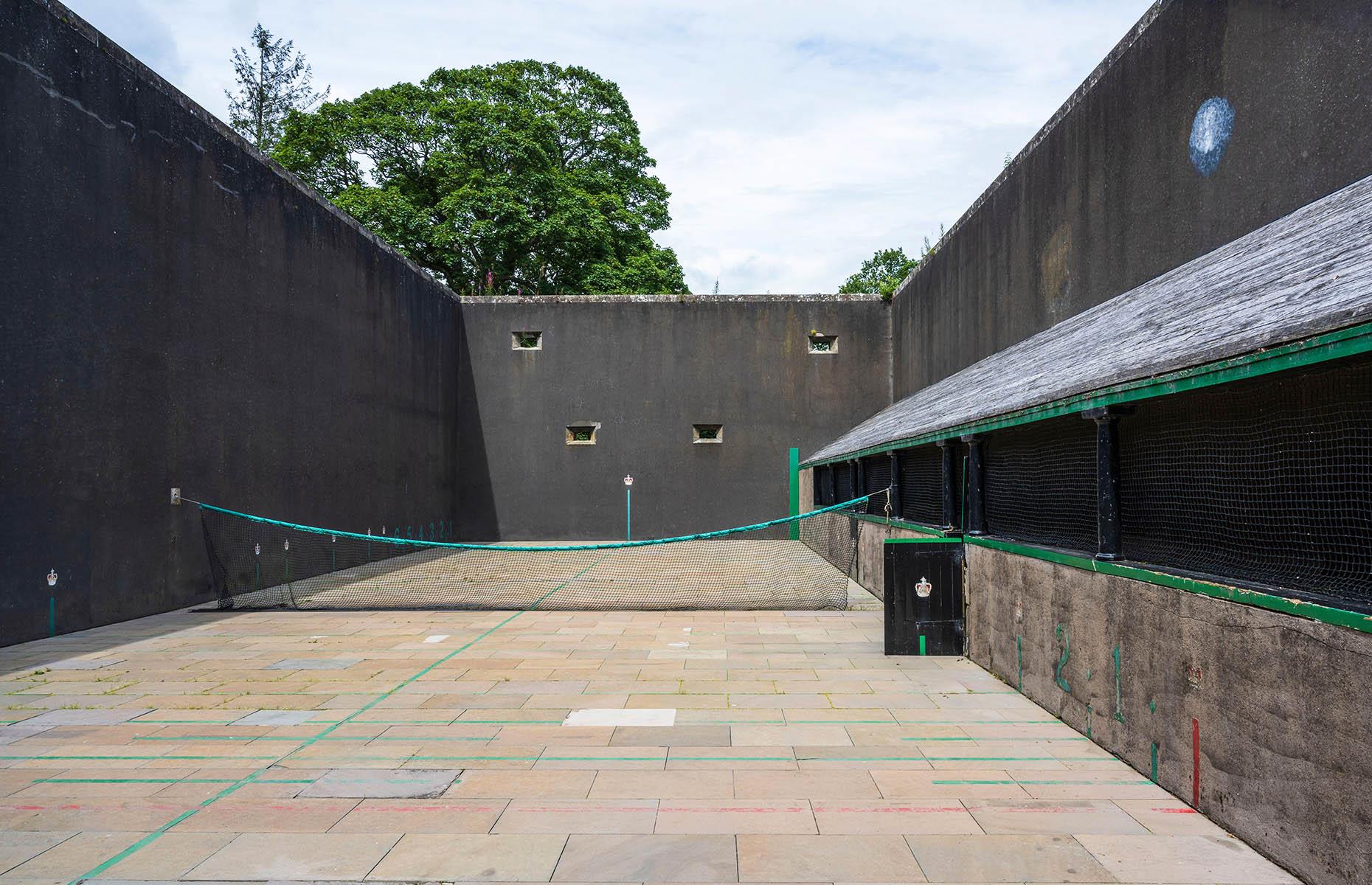 Pista de tenis del Palacio de Falkland, Falkland, Reino Unido