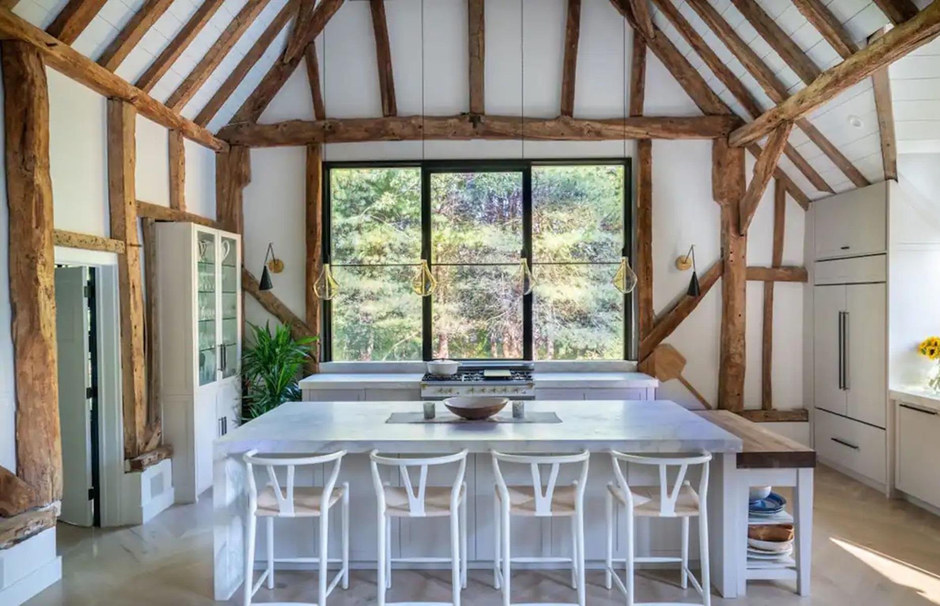 400-year-old English barn, New York, USA
