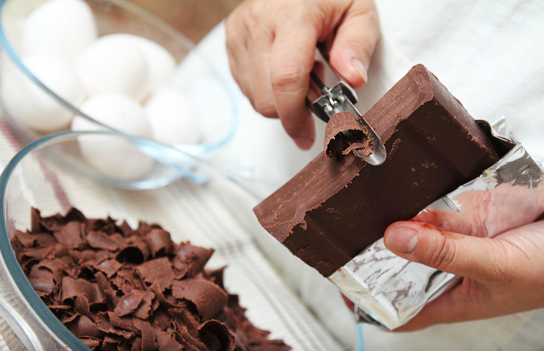 Самодельный шоколад. Шоколадная стружка. Ручной шоколад. Шоколадная стружка для украшения. Стружка из шоколада.
