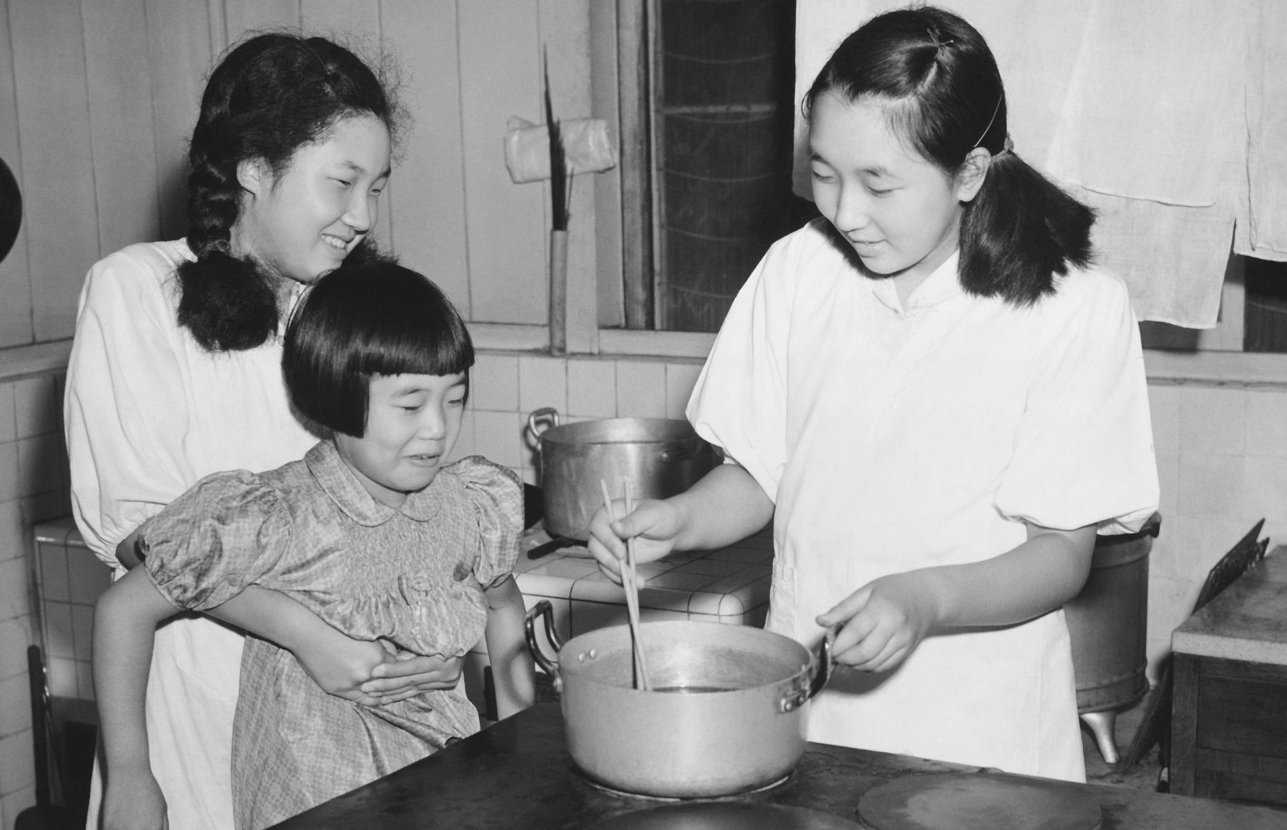1946: Las hijas del emperador Hirohito de vacaciones en la Villa Imperial, Kioto, Japón.