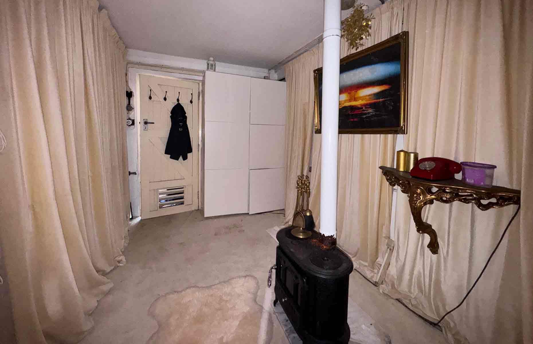 Royal Observer Corps nuclear bunker, Derbyshire, UK: £15,000 (€17.8k/$19.6k)