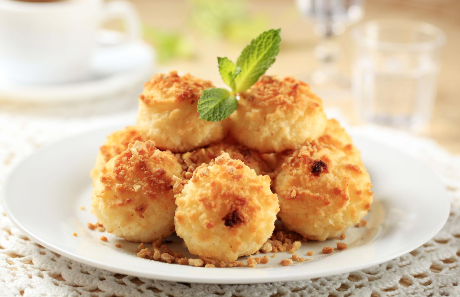 Almond macaroons