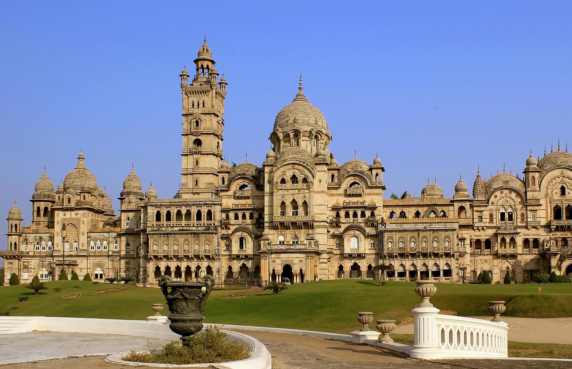 Lakshmi Vilas Palace: 100,000 sqft (9,290 sqm), India
