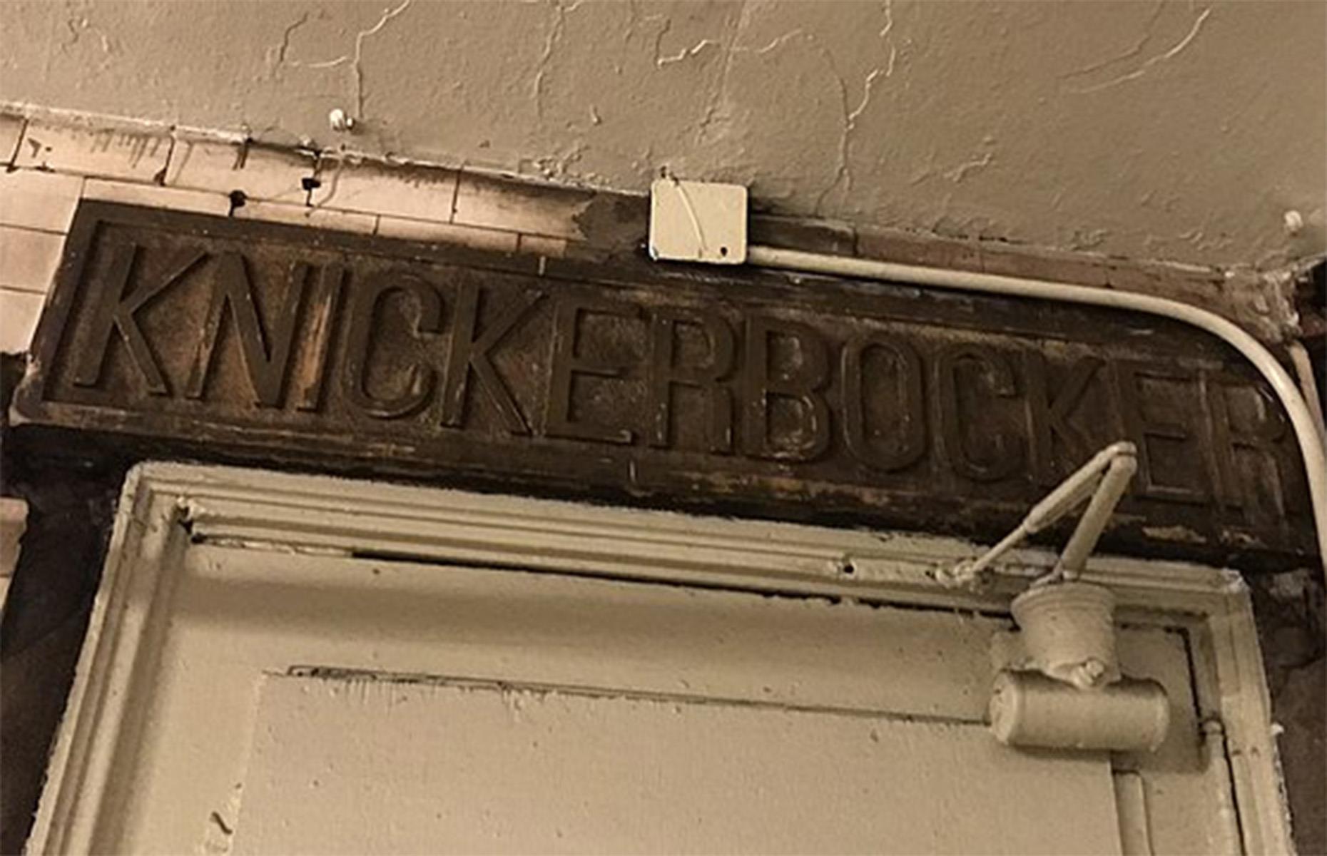 Entrada secreta al bar del Hotel Knickerbocker, Nueva York, EE.UU. 