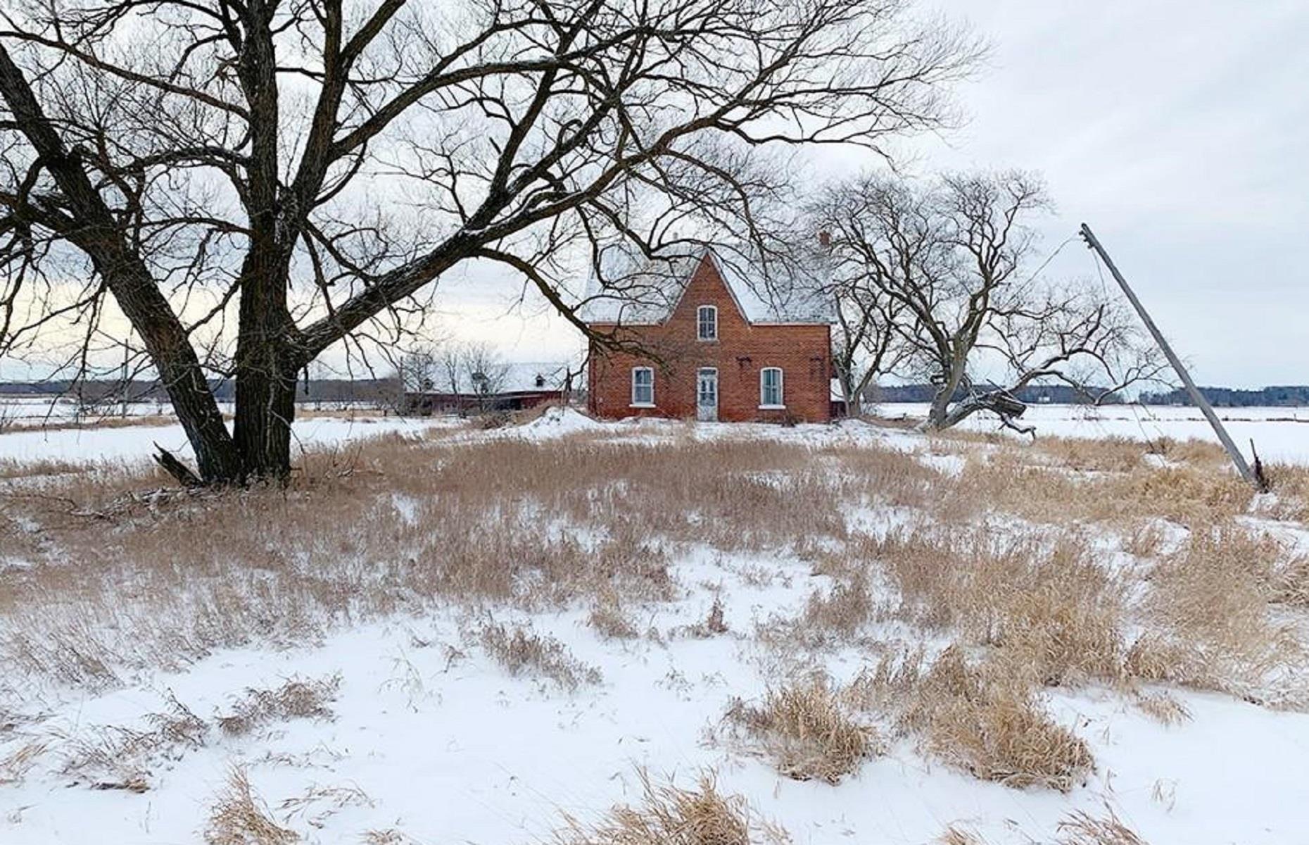Abandoned farmhouse: Ontario