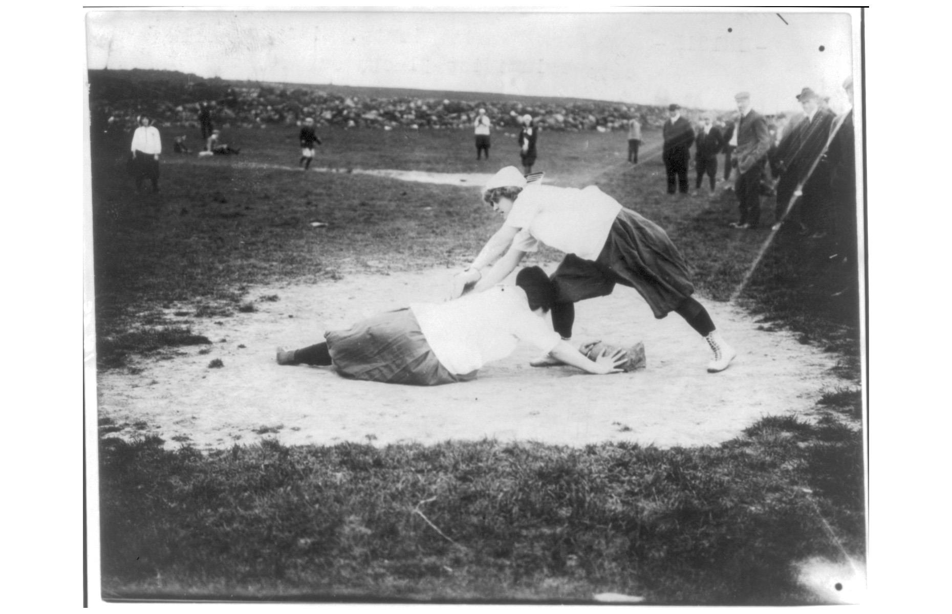 1913: The New York Female Giants are formed
