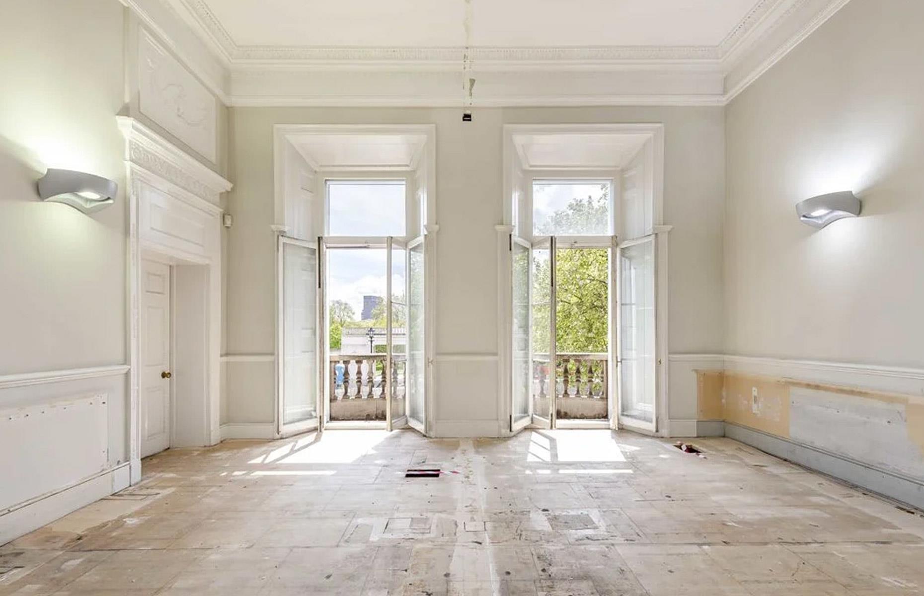 18th-century townhouse: dilapidated living spaces