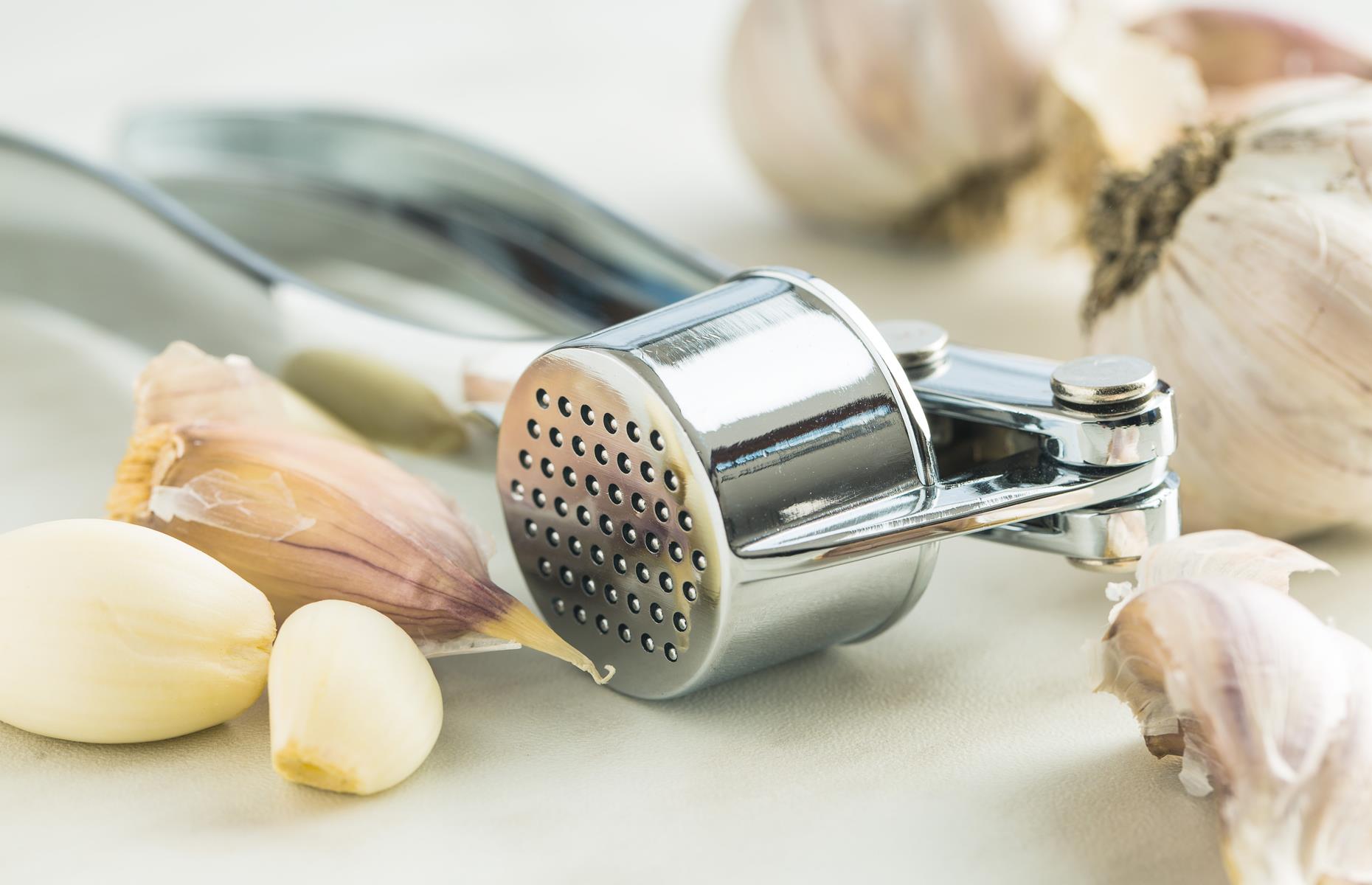 Clean a garlic crusher properly