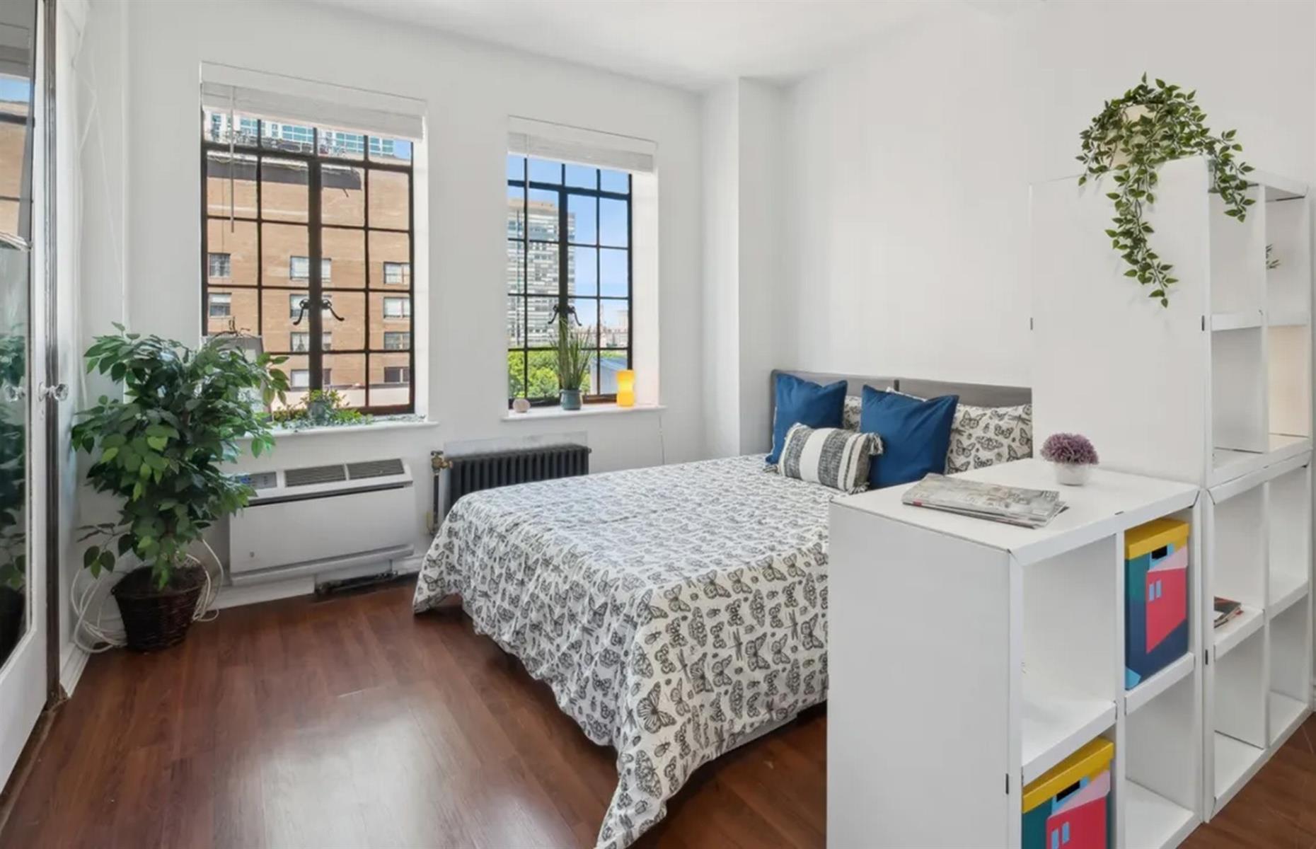 Con vistas al horizonte de la ciudad, suelos de madera pulida y mucha luz natural, este elegante y moderno apartamento personifica el estudio neoyorquino. El espacio ofrece todo lo que necesitas: dormitorio, comedor, sala de estar y cocina, todo en un compacto apartamento esquinero de 30,7 m2.