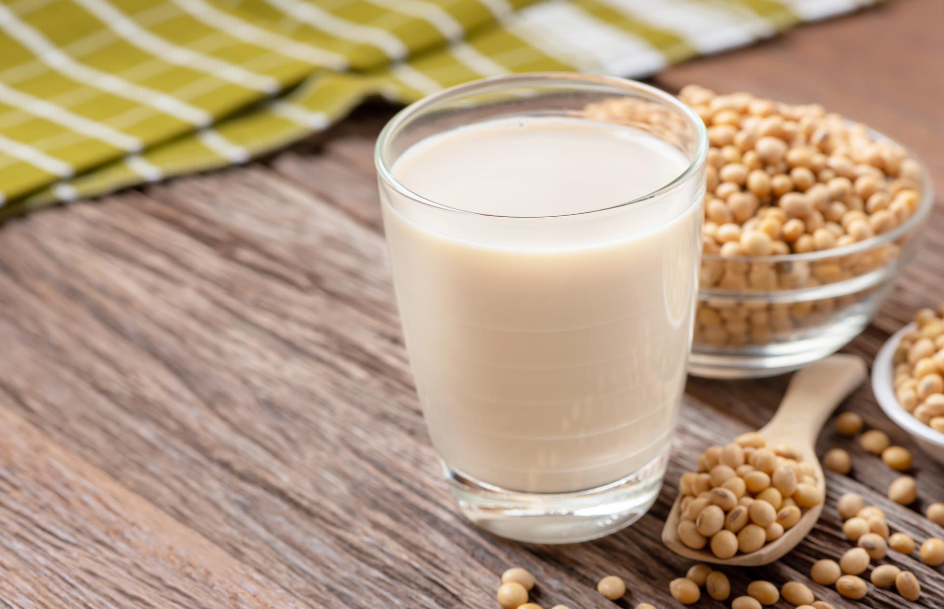 Sojamilch enthält fast so viel Eiweiß wie Kuhmilch