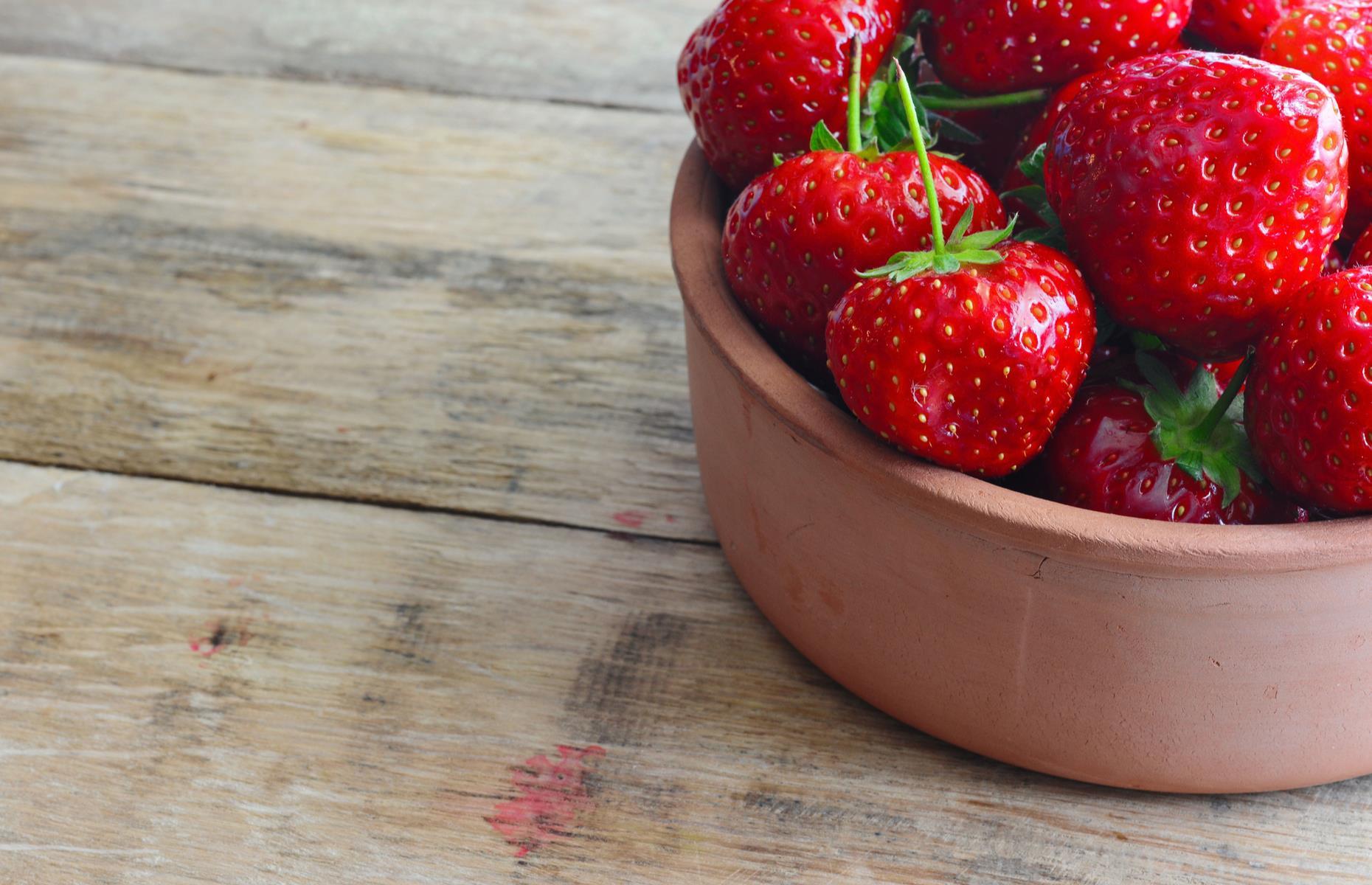 Kill bacteria on berries with vinegar solution