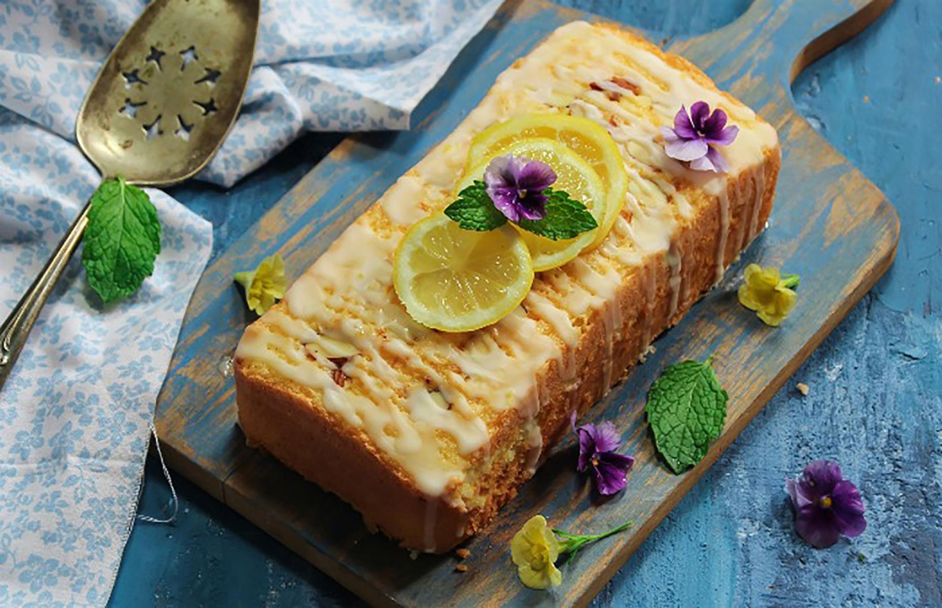 Lemon drizzle cake
