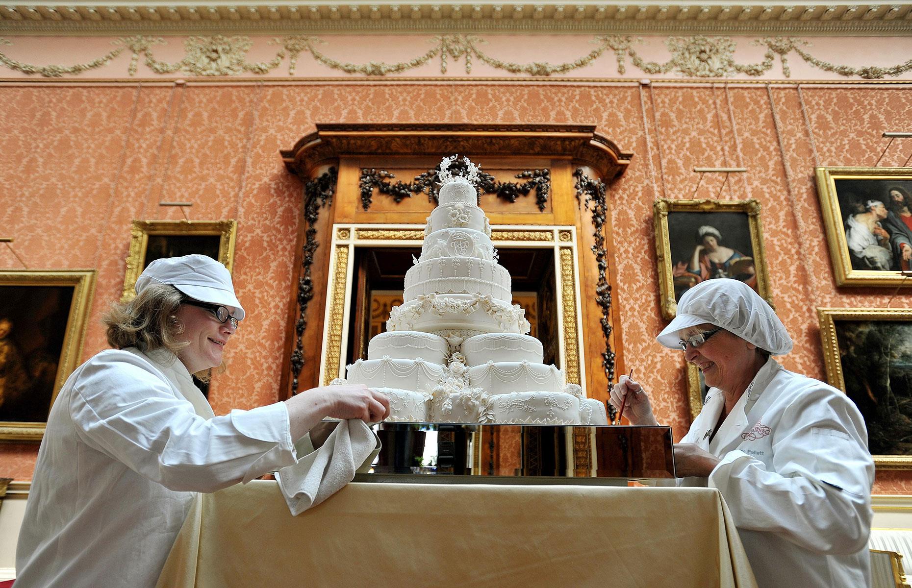 A wedding cake to match Buckingham Palace’s décor 