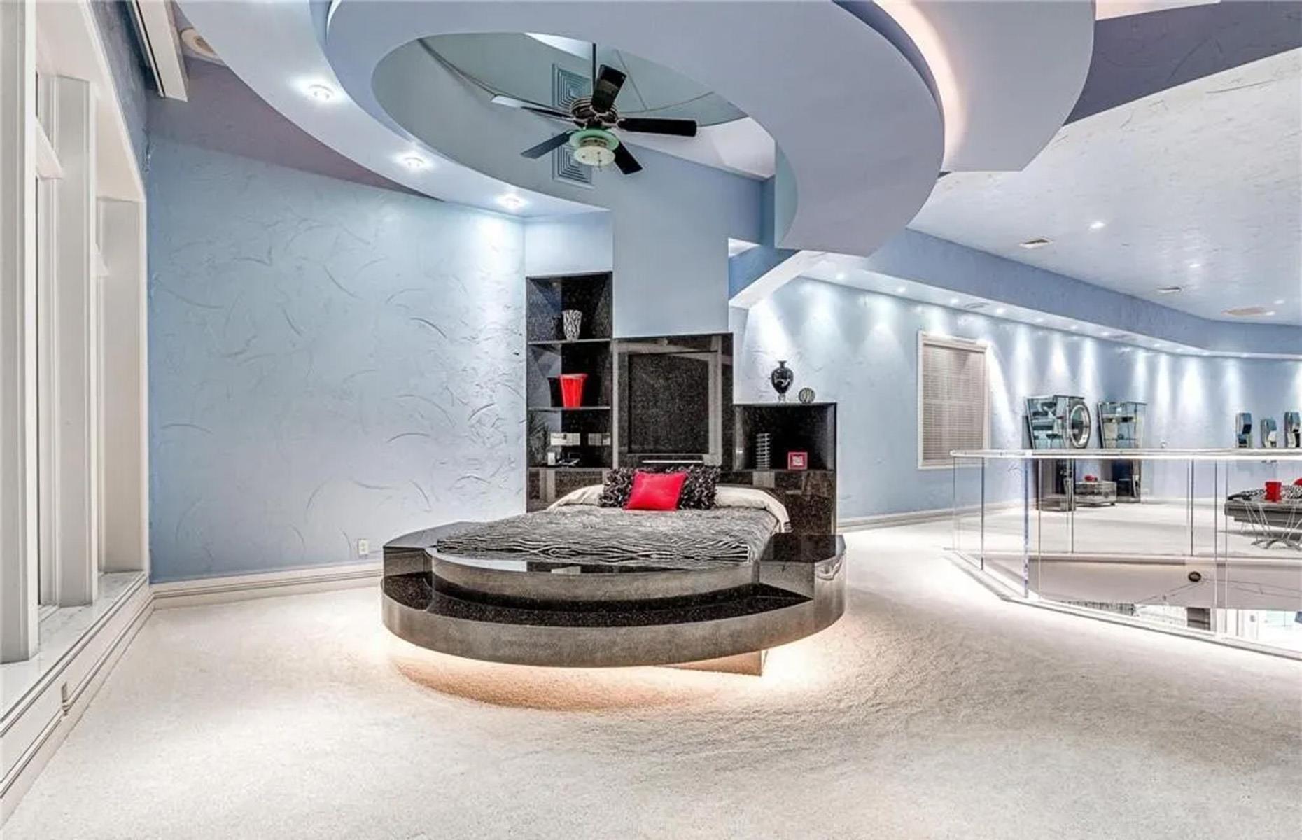 1990s: glam mansion, Oklahoma, USA