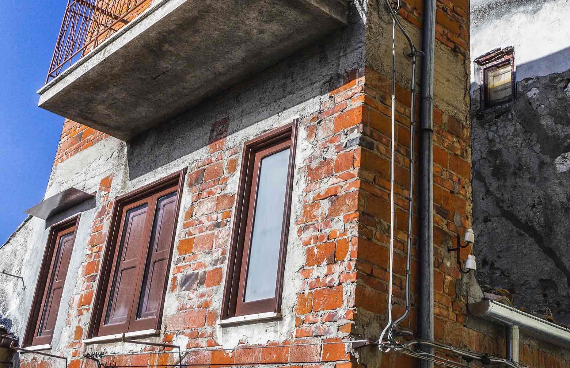 Man builds three-foot-wide house to block neighbour’s outlook