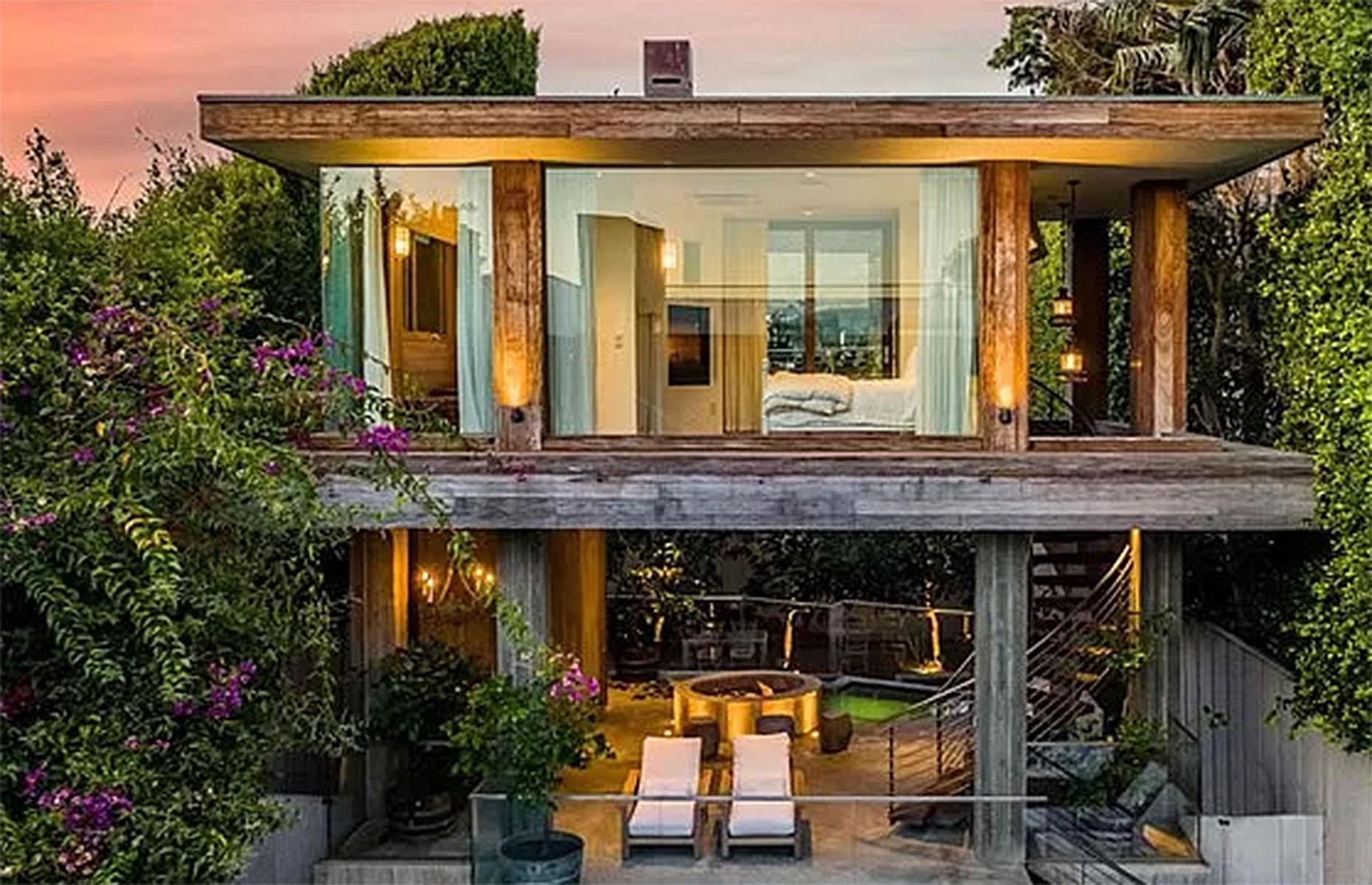 Pamela Anderson's Malibu beach house: listed for $14.9 million