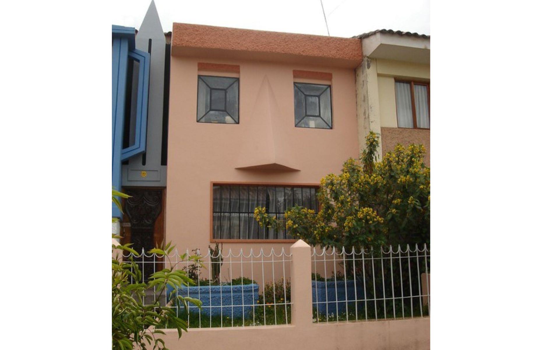 Casa con cara de robot, Cuzco, Perú