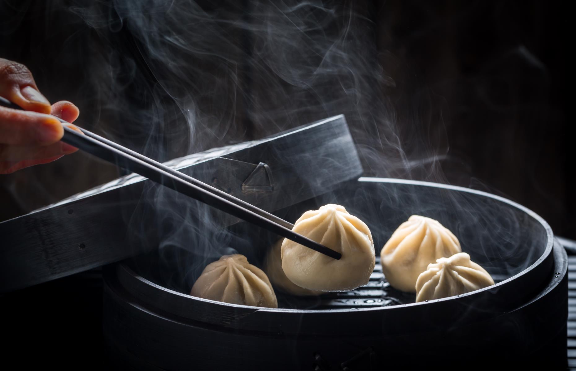 Usar palillos para comer dumplings o baos rellenos de sopa
